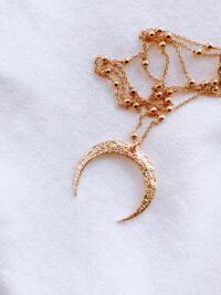 Naszyjnik z kuleczkami i księżycem