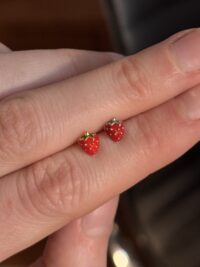 Kolczyk z truskawką i zakręcaną końcówką