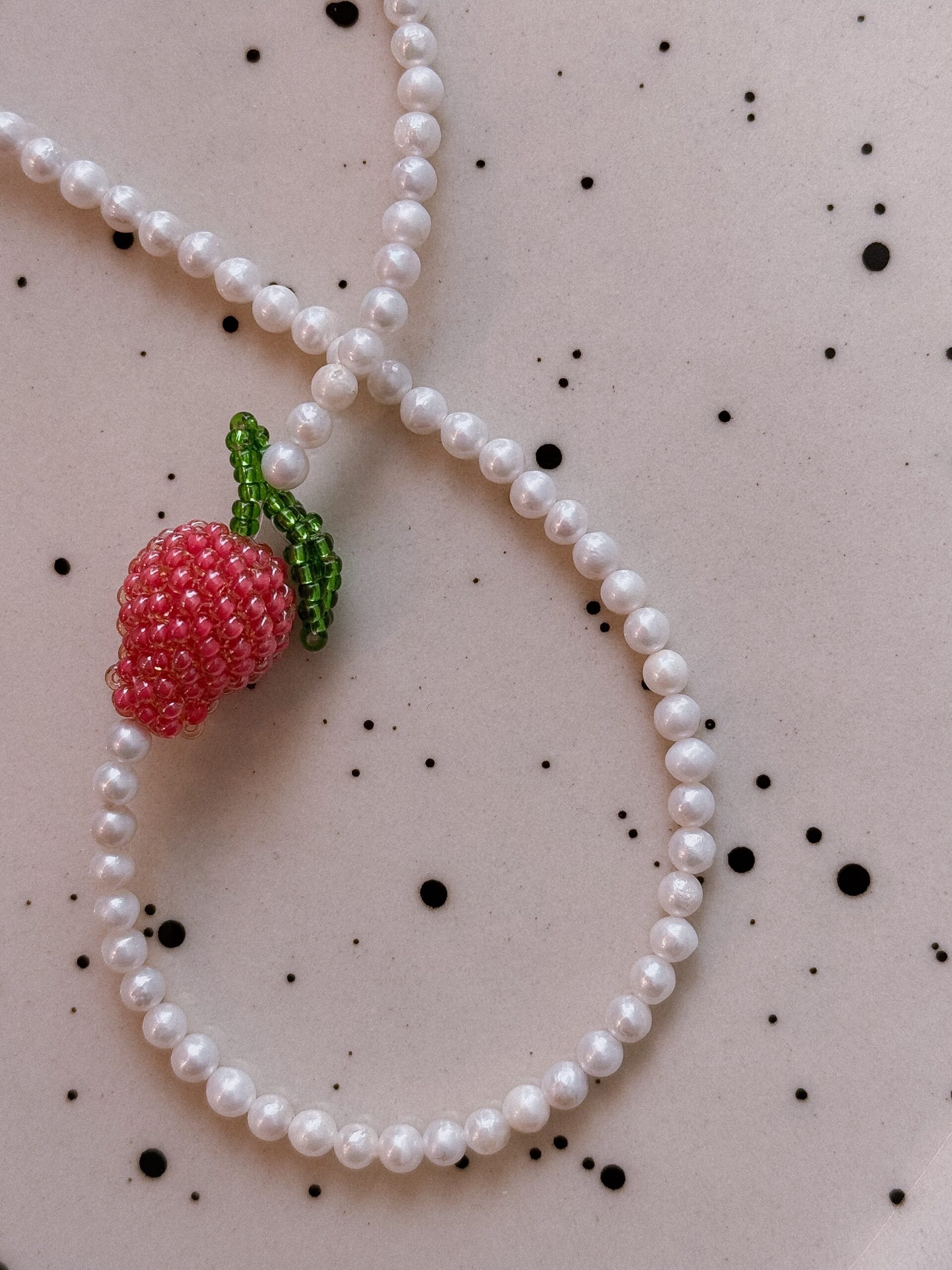 Naszyjnik perły z maliną