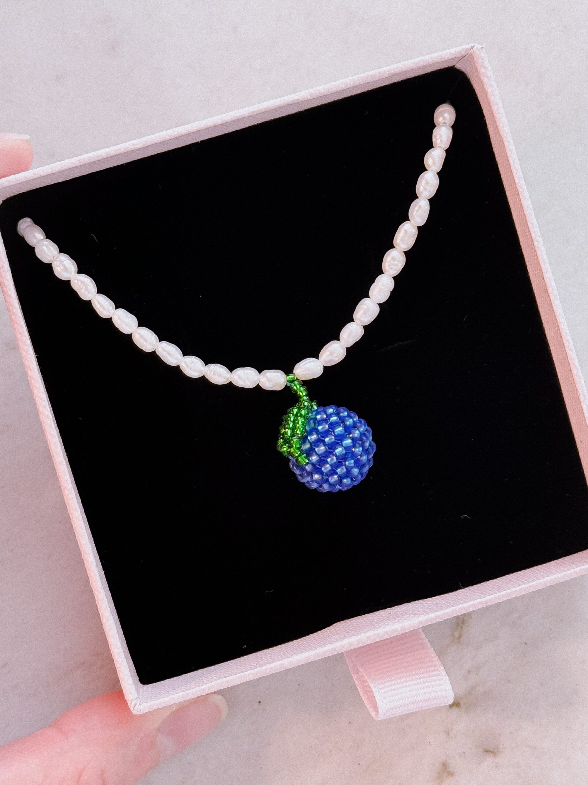 Naszyjnik perły z jagodą