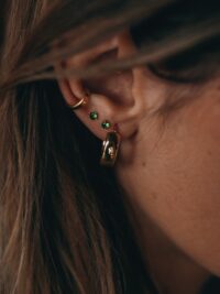 Kolczyki wkrętki z zielonymi kryształkami