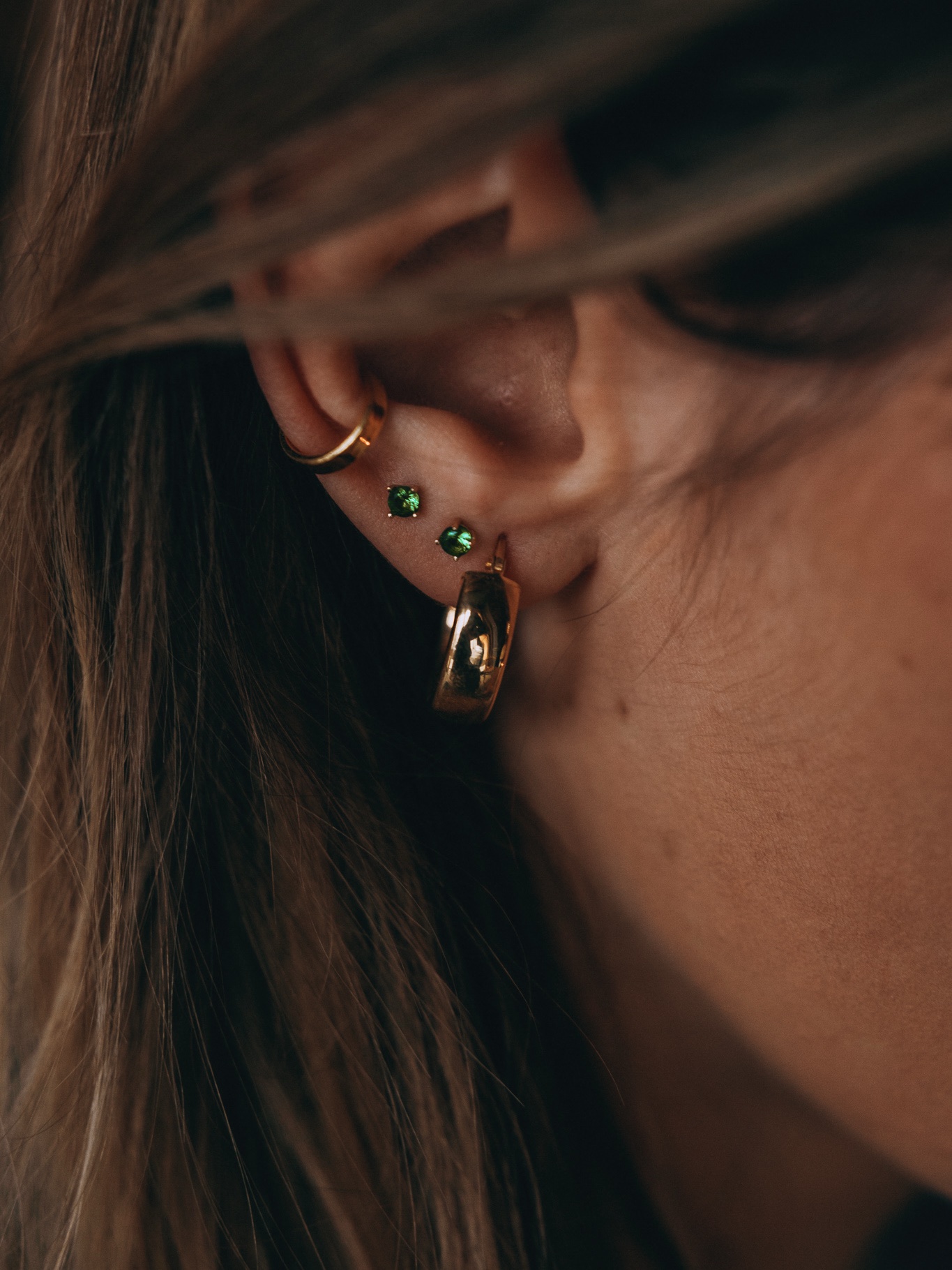 Kolczyki wkrętki z zielonymi kryształkami