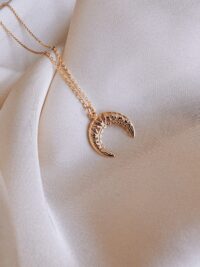 Naszyjnik z ażurowym księżycem