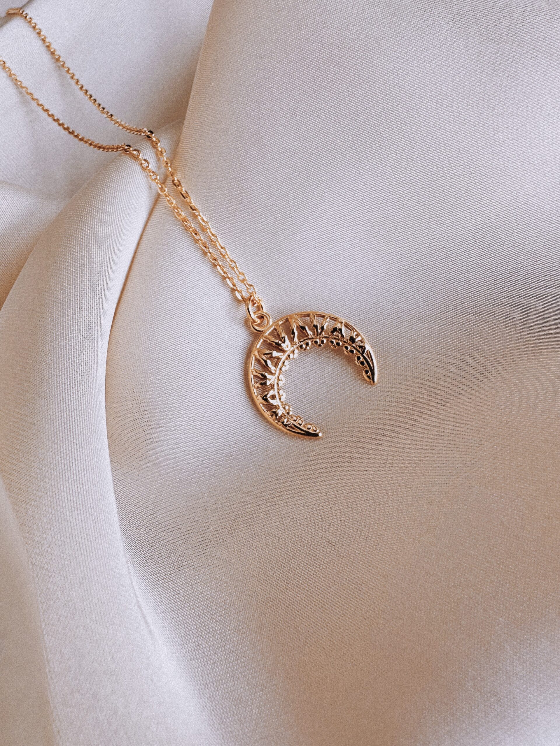 Naszyjnik z ażurowym księżycem