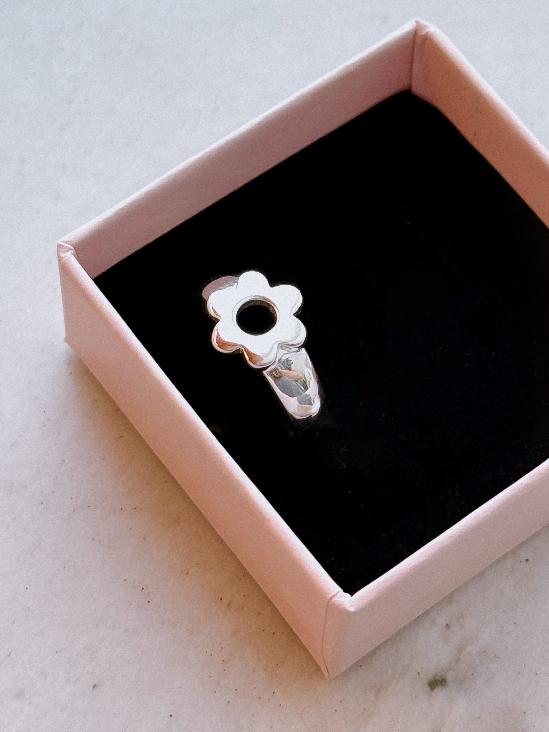 Pierścionek Kwiatek z dziurką