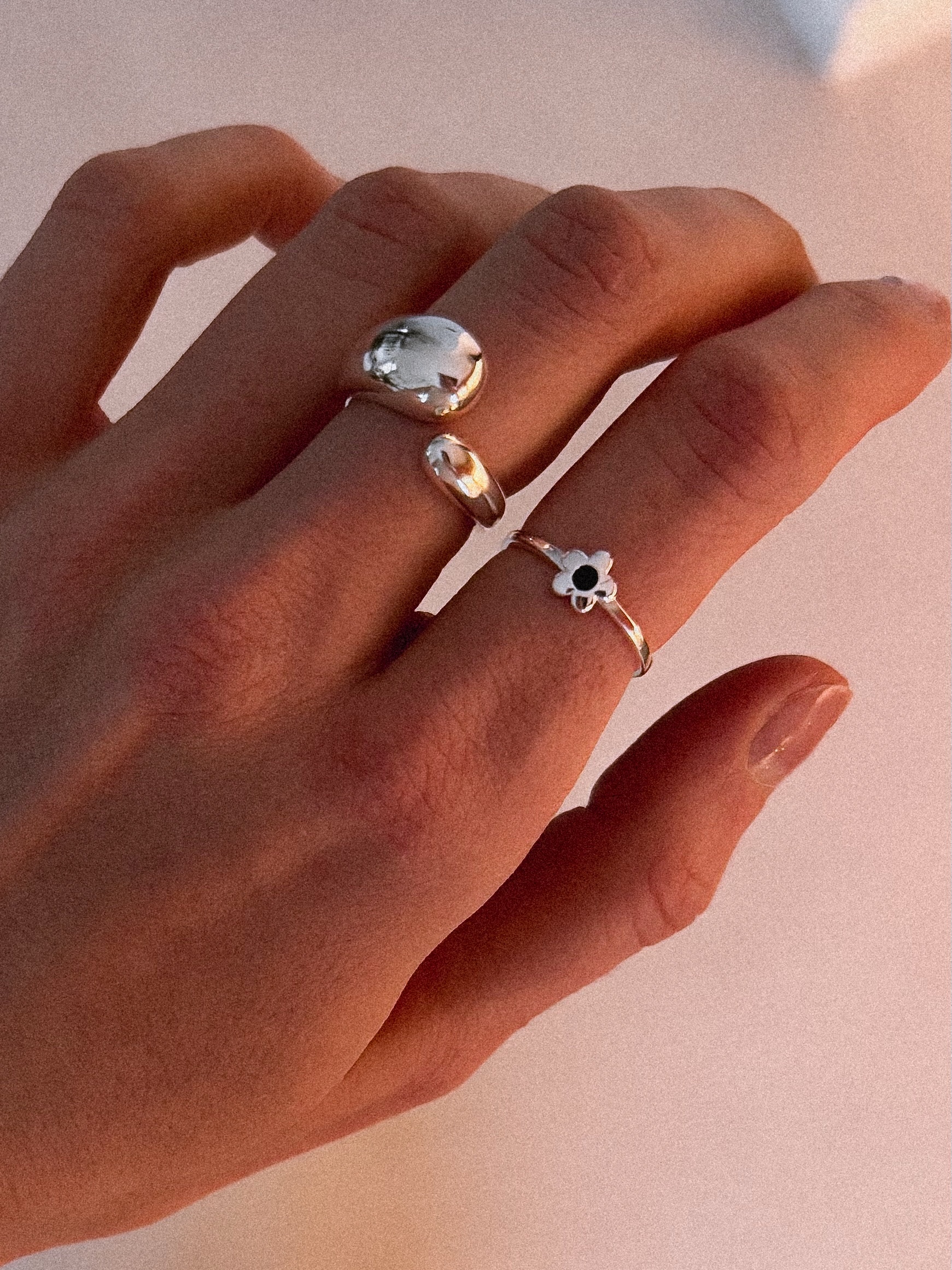 Pierścionek Kwiatek z onyksem