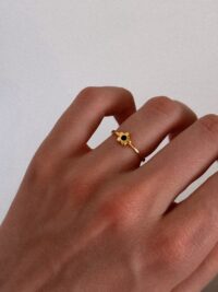 Pierścionek Kwiatek z onyksem