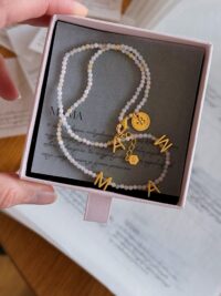 Naszyjnik morganitu z napisem MAMA