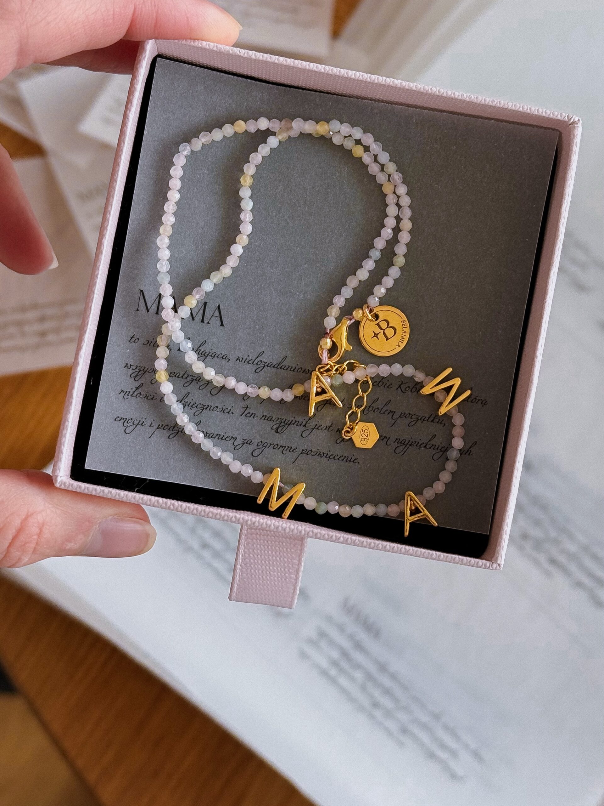 Naszyjnik morganitu z napisem MAMA